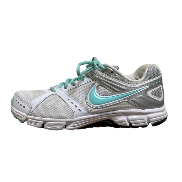 Nike Women’s 10.5 Running Shoe - Picture 3 of 12
